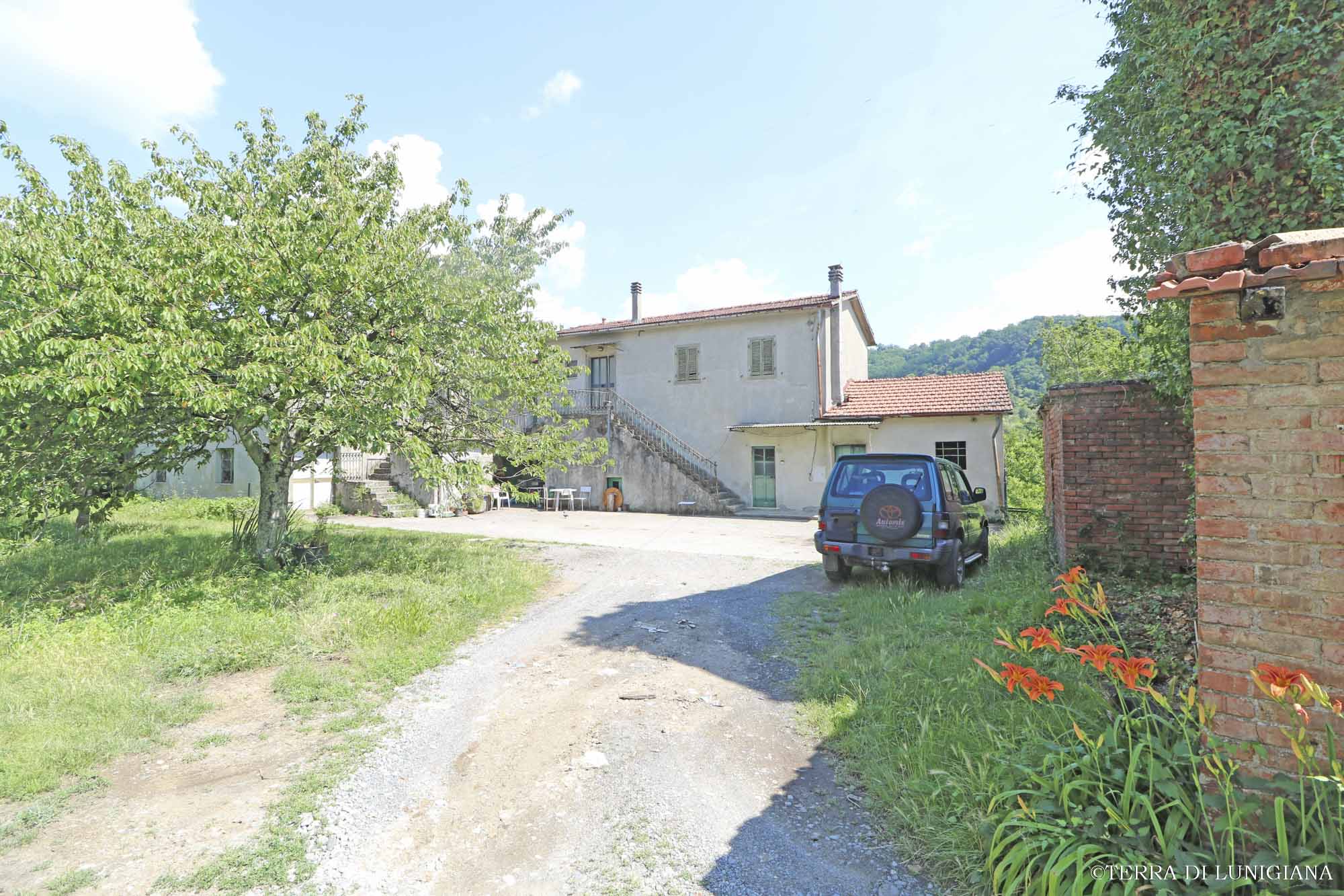 IL GIGLIO – Stone House with Barn and Land