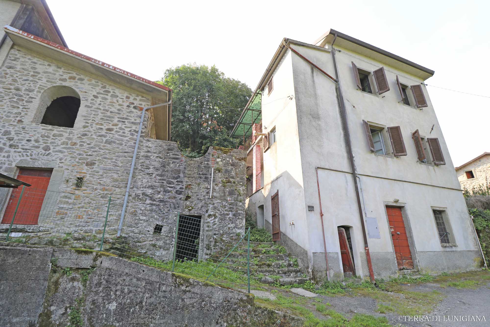 CASA ROSITA – Detached Stone House with Garden, Cottage, Garage just 2 minutes from the center of Pontremoli