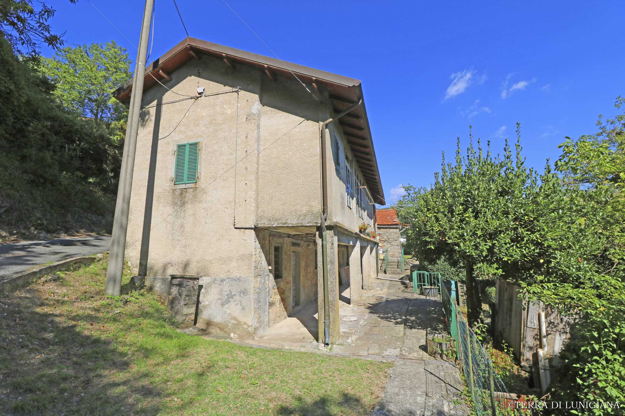 IL GUELFO – Country Stone House with Land